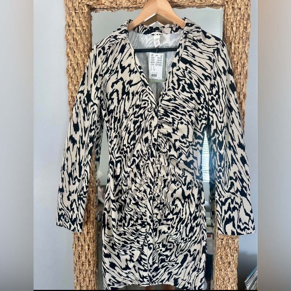 H&M Black and White Print Dress With Collar and Ruching